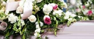Украшение печальной церемонии: живые или искусственные цветы на похороны?