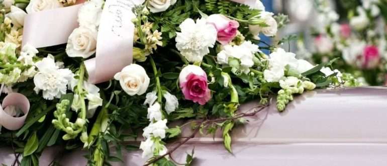 Украшение печальной церемонии: живые или искусственные цветы на похороны?